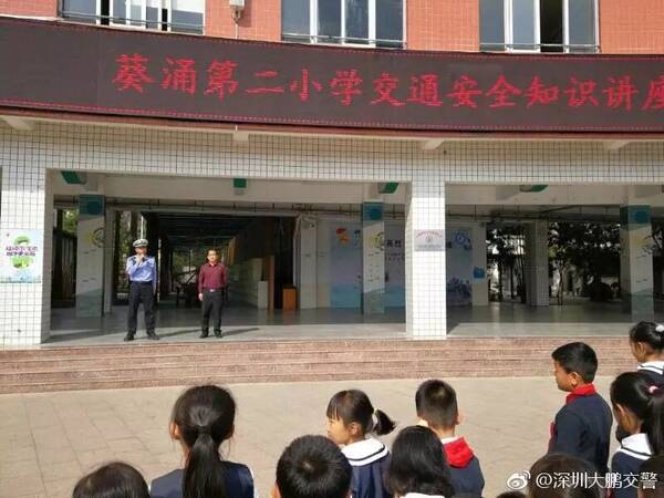 揪心!生骑14岁中学大鹏同学带结果去加油,摩托兜风小学生v中学稿图片