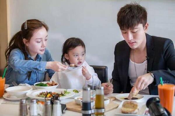 贾乃亮生日当天点赞李小璐微博,夫妻二人冰释