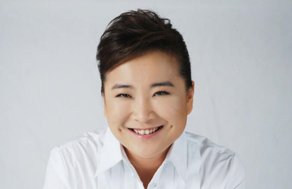 贾玲团队集体亮相狗年春晚赢满堂彩 她已成内