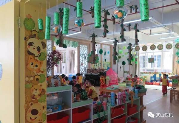 开展丰富多彩的传统文化教育 茶山镇中心幼儿园充分利用本土资源和传统节日教育活动积极开展丰富多彩的传统文化教育,并特别开设了陶艺班,专门邀请茶山公仔非遗传承人林暖钦来到幼儿园教小朋友们捏泥公仔,让孩子在活动中受到传统文化的熏陶和教育,深刻了解茶山的文化特色,从小树立坚定的文化自信心。