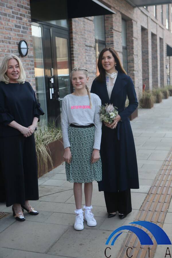 丹麦王储妃出席儿童计划基金会摄影展《转型》