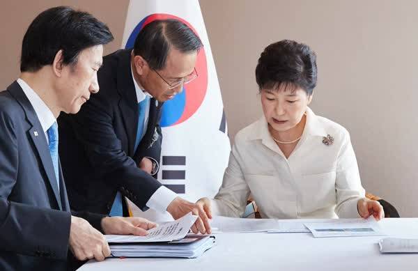 朴槿惠亲笔写的4行放弃上诉书,严重伤害姊妹感