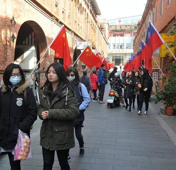 大陆军演怕不怕?金门阿伯:怕什么怕,直接投降