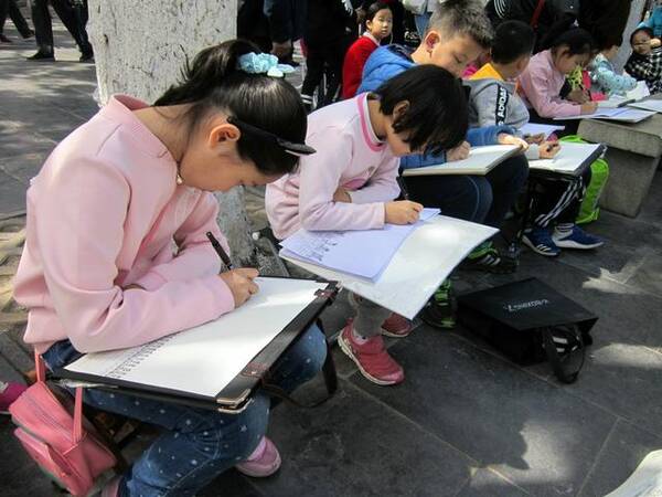 济南护城河畔黑虎泉边小学生把美景画下来安义县逸夫小学图片