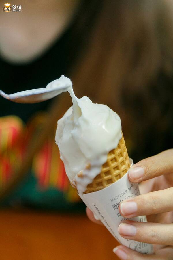 还能拉丝哦,因为土耳其雪糕里会加入兰茎粉(天然胶),所以比平常吃得更