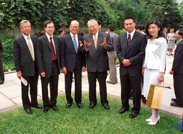 除了世界首富贝佐斯,他身家是马云的3倍,老婆