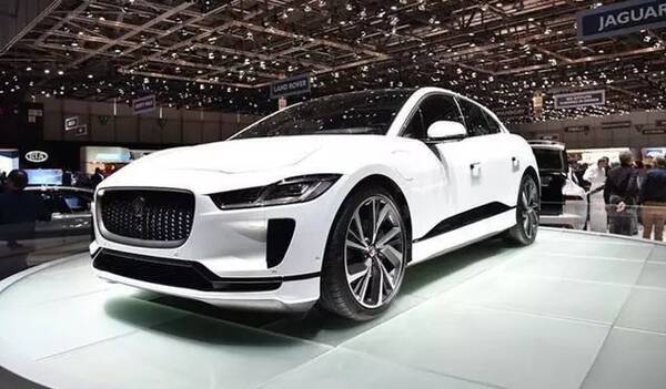 捷豹路虎在2018年北京车展上发布旗下首款纯电动豪华轿跑SUV——I-PACE,这也是该款车型的亚洲首发。作为一款纯电动SUV车型,捷豹I-PACE的NEDC工况续航里程为500km,0-100km/h加速时间为4.8秒。