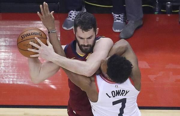 詹姆斯垫脚动作引热议!绝非故意而为?网友:帕