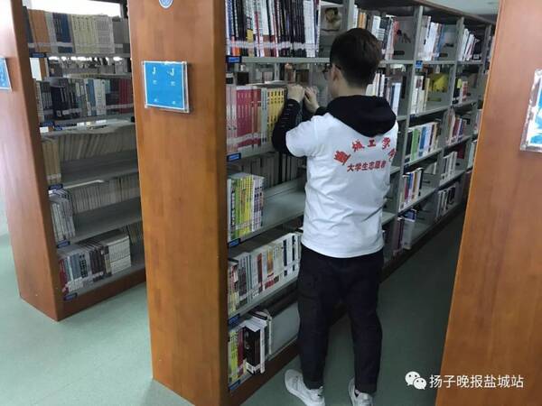 大学生志愿者走进图书馆,开展五四青年志愿活
