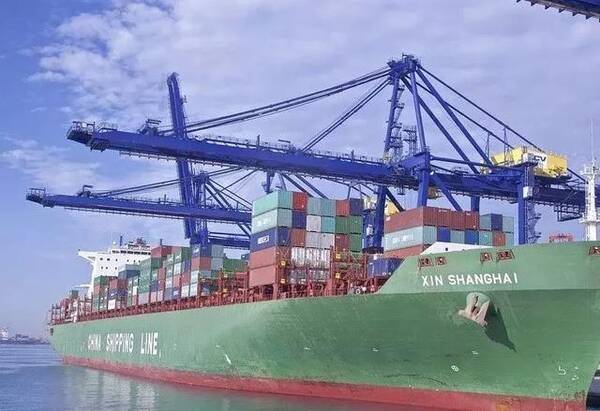 中远海运新上海号集装箱船与桥吊相撞,船舶受