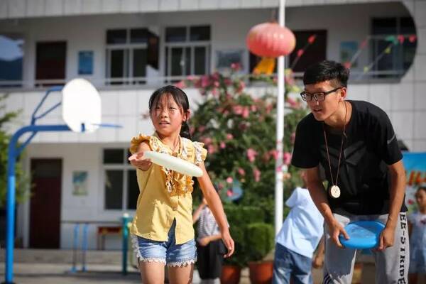 有一种夏天,叫「种初中」手绘太阳海报图片