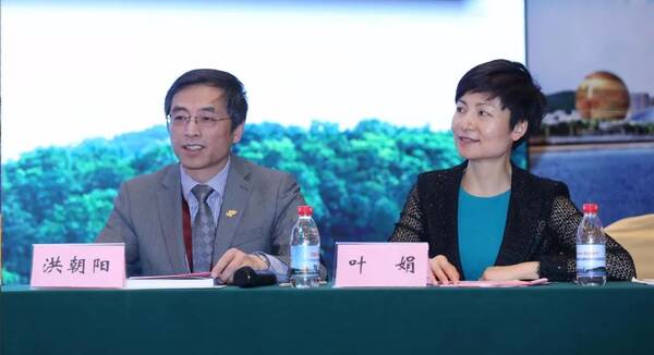 专家讲座主持人:叶娟 洪朝阳图片
