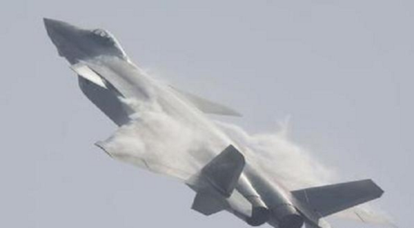 歼20在飞行时,机翼上经常会冒白烟,这是怎么一