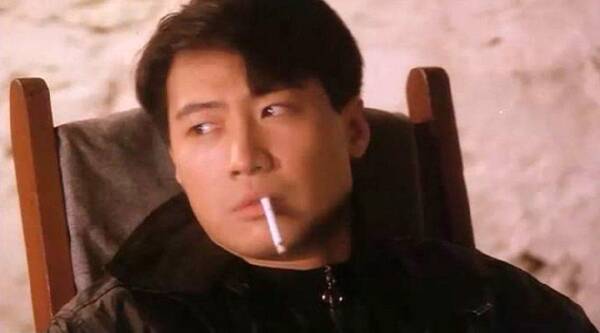 四大天王抽烟范,刘德华皮衣酷,张学友手势拽,黎