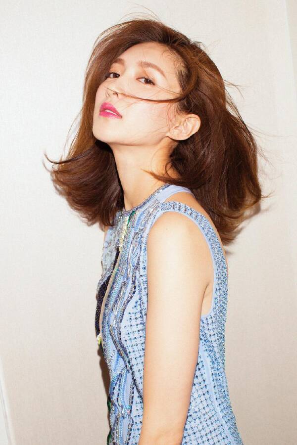 江疏影机场秀无敌美腿,谁说她走红全靠美?明明