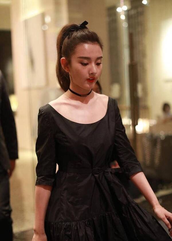 又一童星成年,都说她比关晓彤漂亮,笑起来像巅