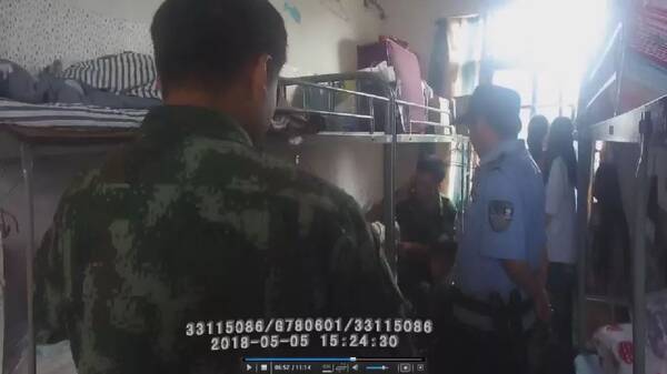 尴尬了!浙江女高中生寝室模仿抖音比身材,结果