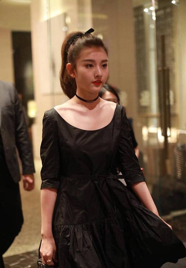 又一童星成年,都说她比关晓彤漂亮,笑起来像巅