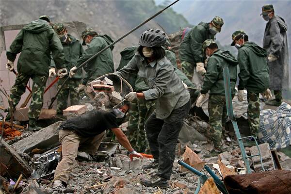 亲历汶川地震救灾摄影师公开采访手记,大量灾区照片首