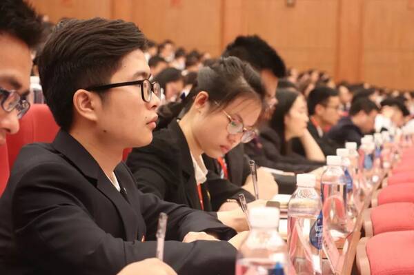 用永不停歇的奋斗 书写无悔青春 !