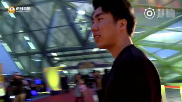 英雄联盟骚男教育粉丝要学好英语,粉丝听完原