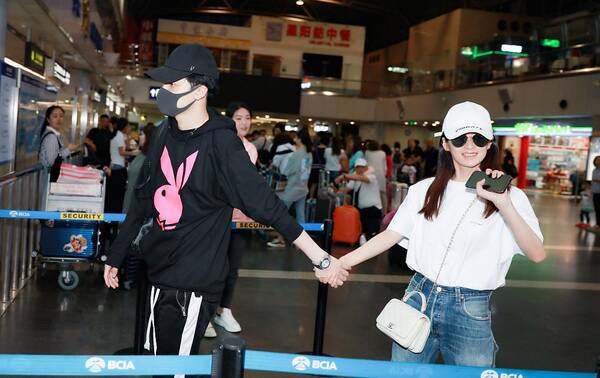 付辛博夫妇赴巴厘岛完婚,颖儿机场花式撒娇,郭