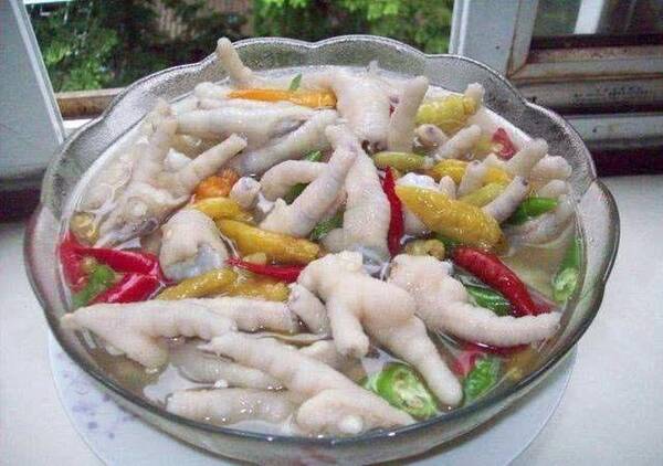 夏天到,泡椒鸡爪不可少,女人吃它美容养颜,男人