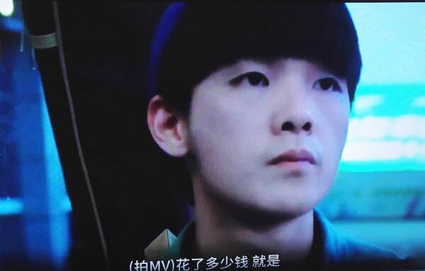 大学生写歌作曲,自拍MV让单亲母亲做女主角,只