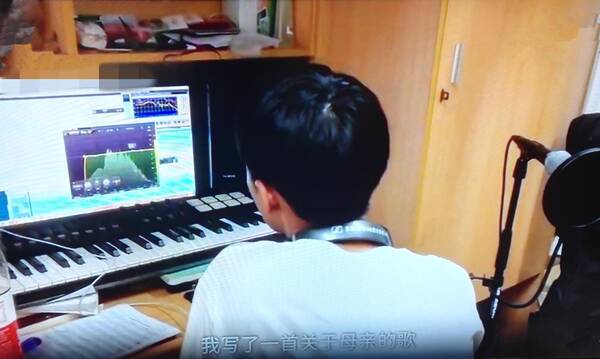 大学生写歌作曲,自拍MV让单亲母亲做女主角,只