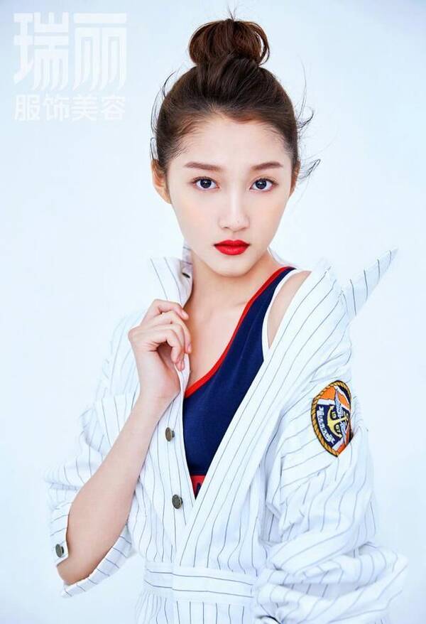 关晓彤登少女女生大秀纤腰,高清杂志终于让人土味封面图片动漫大图背影图片