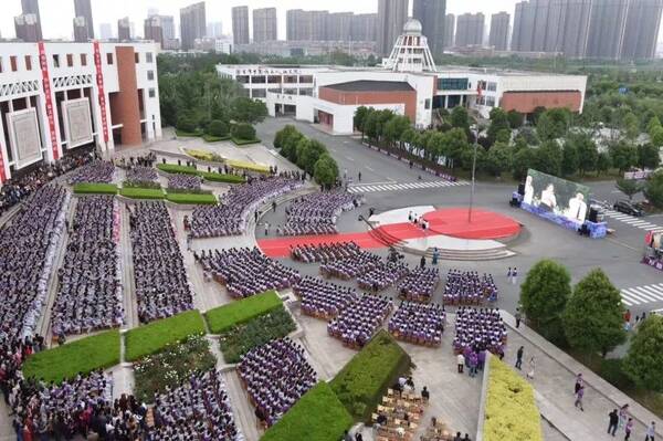 您更喜欢哪家毕业典礼?新海高中,海州高中…