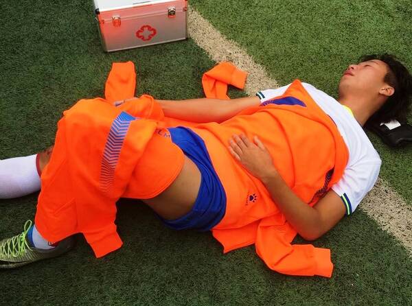 前中甲球员业余比赛遭断腿断手视频曝光:直奔