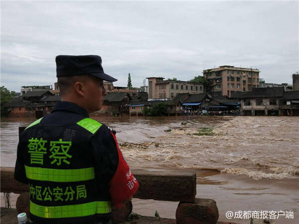 乐山苏稽古镇遭暴雨 部分底楼商铺及老街被淹