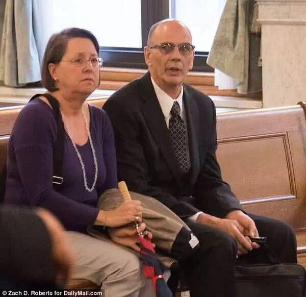 30岁儿子无所事事赖在家里不工作,父母将他告