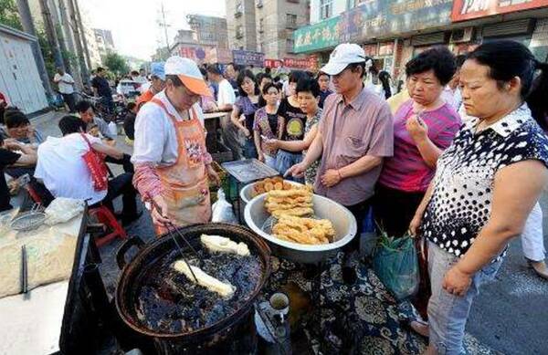 【创城在行动】规范露天市场 打造文明江城集