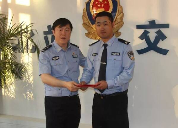 英勇辅警舍身拦截违法车辆,获得个人嘉奖