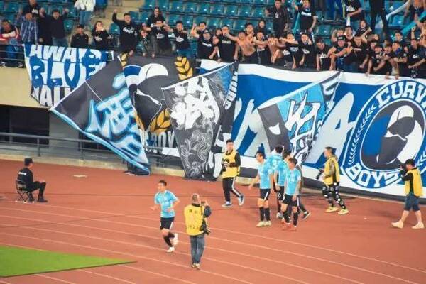 大连一方2比1逆转贵州恒丰 大连旗战狂热球迷