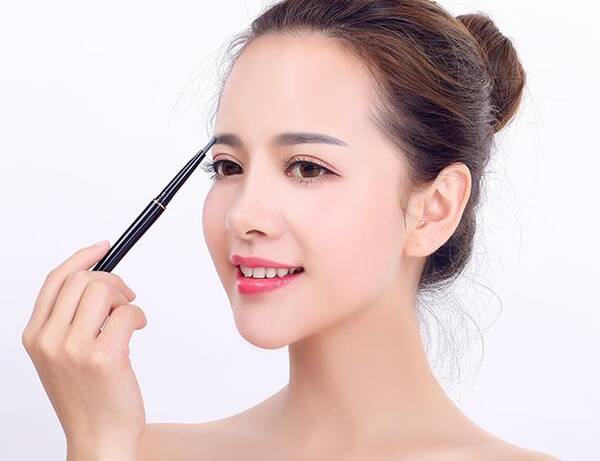 女生别傻傻瞎涂BB霜,化妆师教你这样涂,一天不上沙滩女生图片