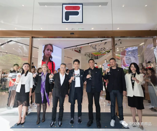 卡尔美成为西班牙人运动装备赞助商; FILA旗舰