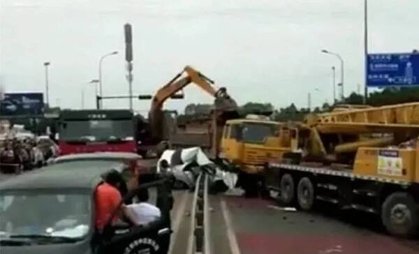 惊心!东兴区兴盛路口发生一起交通事故,一人现