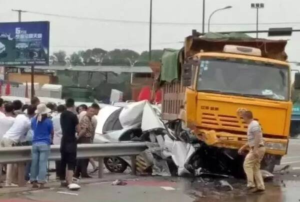 惊心!东兴区兴盛路口发生一起交通事故,一人现