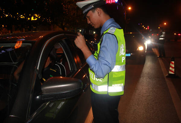 德宏公安交警联手纪委开展酒驾、毒驾夜查专项