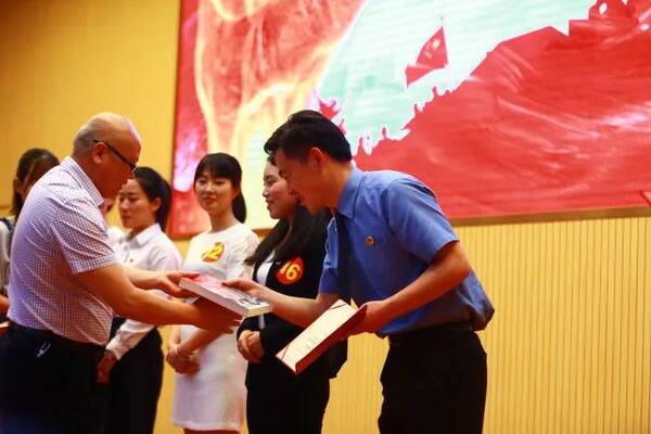 面对面 | 倾听90后扶贫队员的获奖感言2018\/5\/