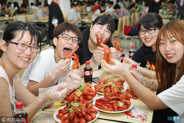 南京:抖音网红小龙虾席卷高校 南航美食再次来