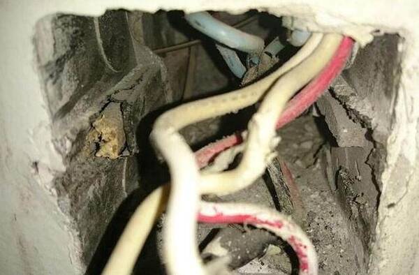 墙里的暗盒坏了拧不上螺丝咋办?老师傅用一个