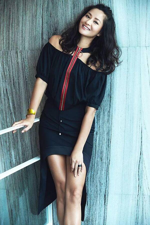 的女主角;1996年在张艺谋的首部现代都市题材影片《有话好好说》中