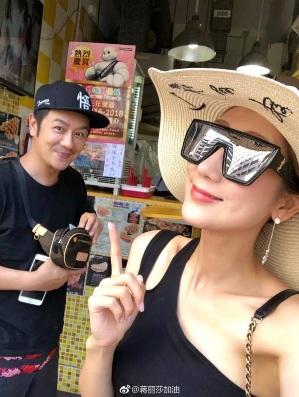 陈浩民陪妻子上街买菜,化作家庭煮男实力宠妻