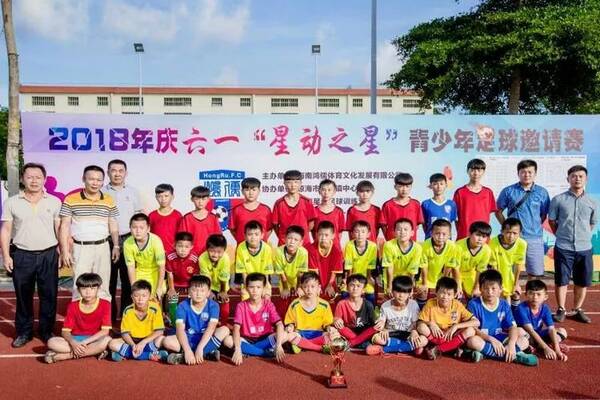 琼海青少年足球邀请赛在潭门镇中心学校举行