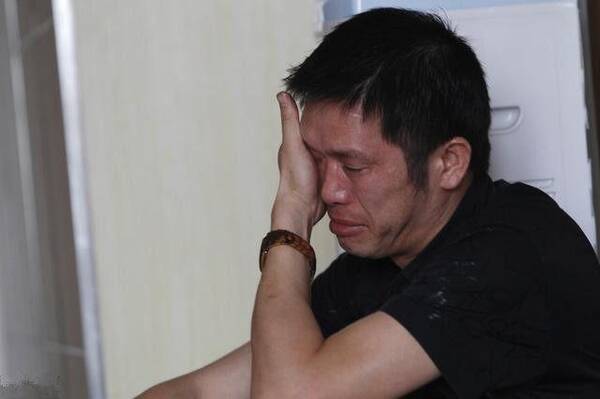 父亲去世母亲跑去坟前哭泣,小伙偷偷跟去,知道了父亲