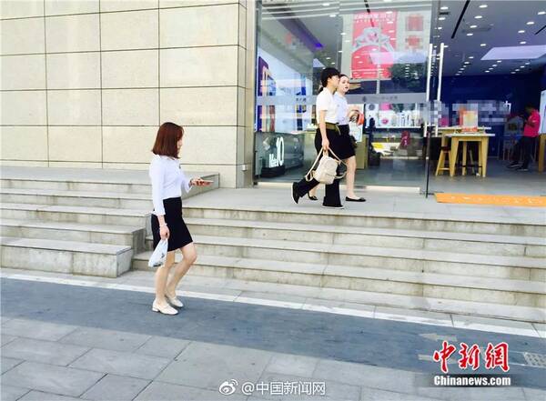 西安惊现低头族专用通道!设计者却是…